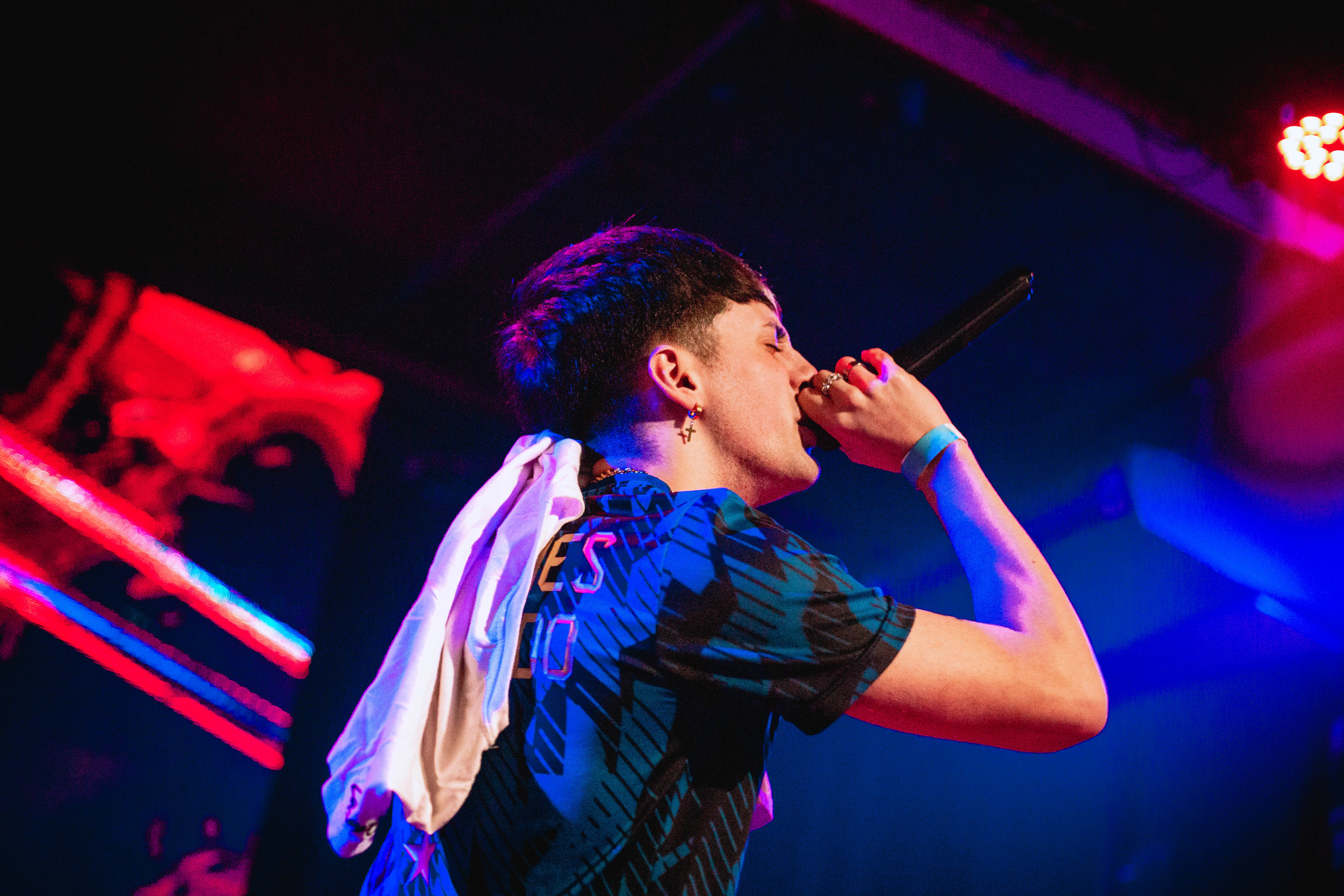cantando en vivo durante un show